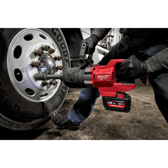 M18 FUEL™ 1インチ 2576Nm ロングノーズ インパクトレンチ